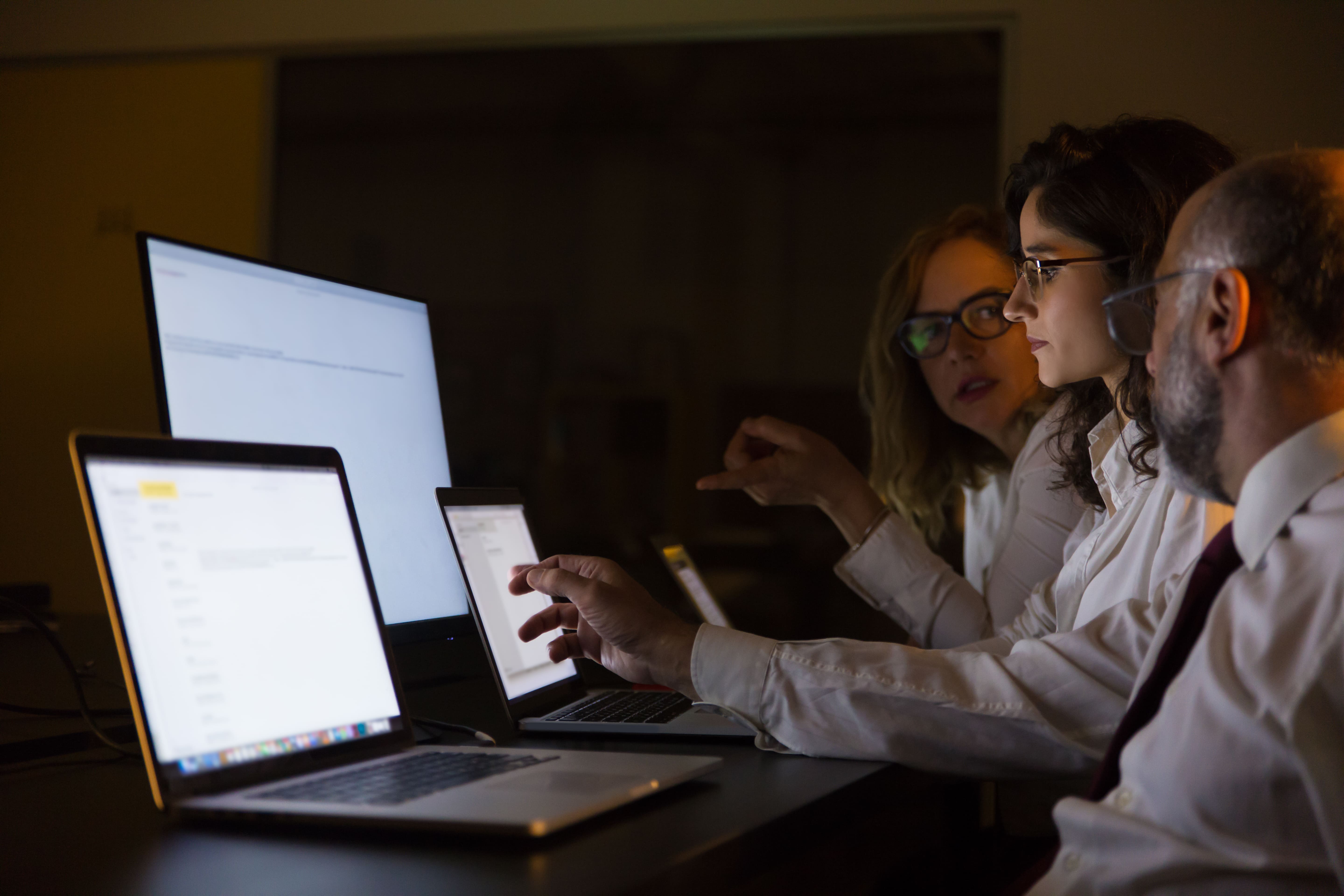Investigadores de ALCORPS analizando diferentes escenarios